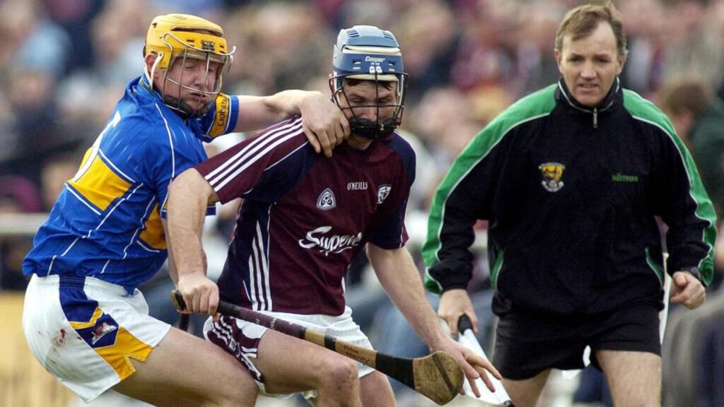 Linesman Dickie Murphy shows how it’s done