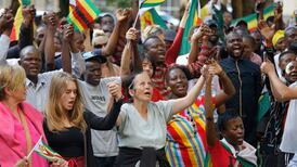 Zimbabwe in chaos as Mugabe fails to announce resignation