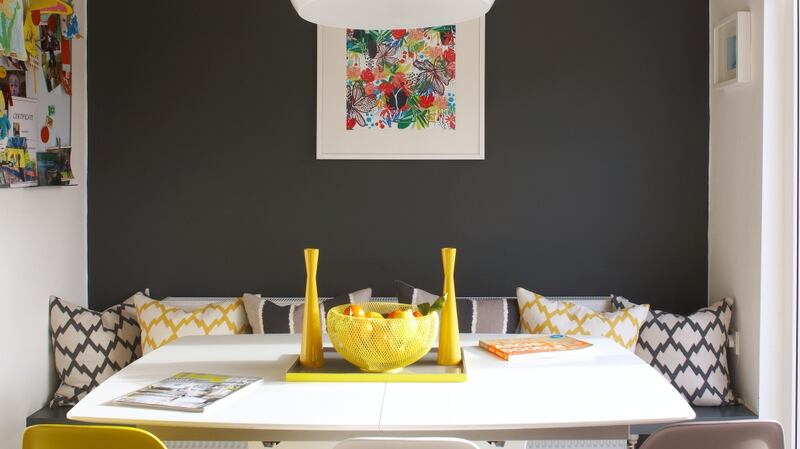 Pedestal dining table from BoConcept