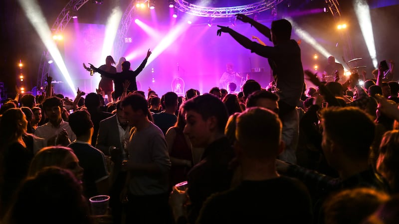 Gaeltacht shoghluaiste an Oireachtais ag déanamh ar Bhéal Feirste