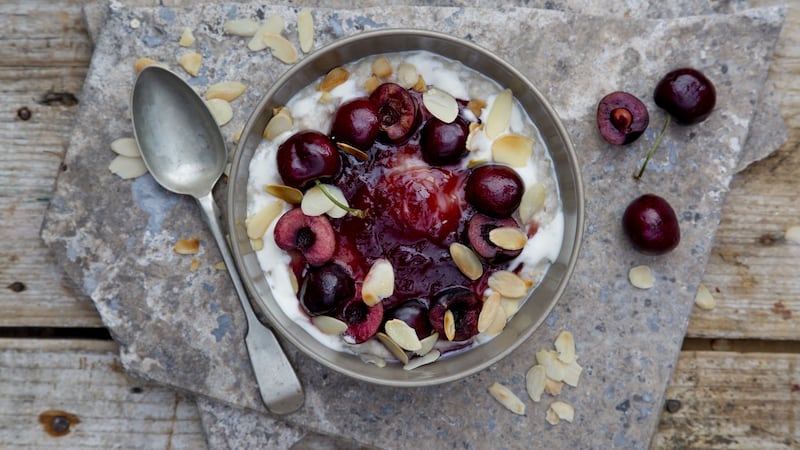 Gastro Gays’ Cherry bakewell porridge