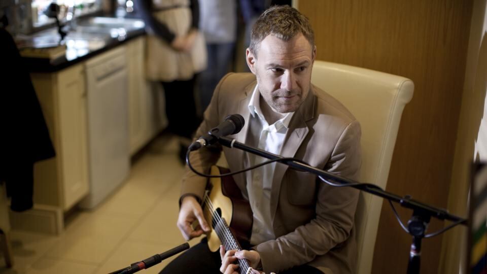 Choice voices: David Gray  plays an acoustic kitchen set. Photograph: Rich Gilligan