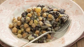 Chickpeas with black pudding in garlic and parsley