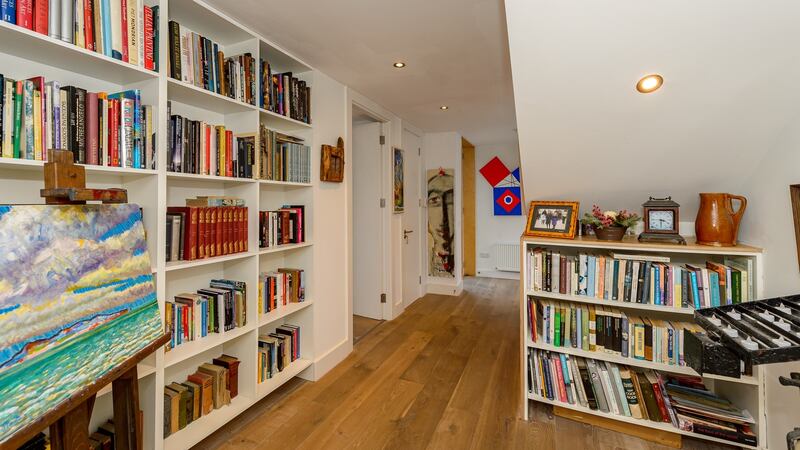To find space for the books and art, the former bungalow was extended.