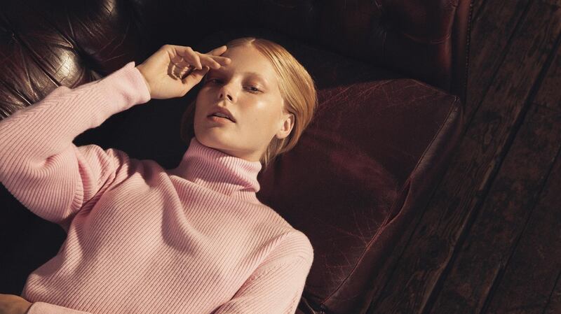 Soft pink ribbed sweater in three-ply cashmere by Paula Marron’s Castanea, priced €570