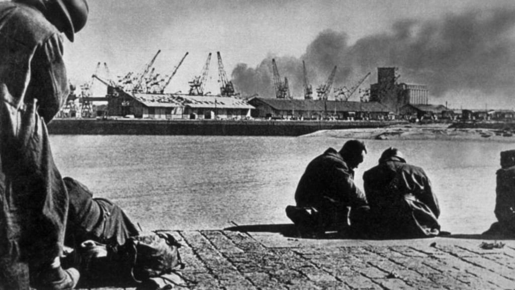 1940: The last few soldiers from the British Expeditionary Force waiting for evacuation from Dunkirk. Keystone/Getty Images