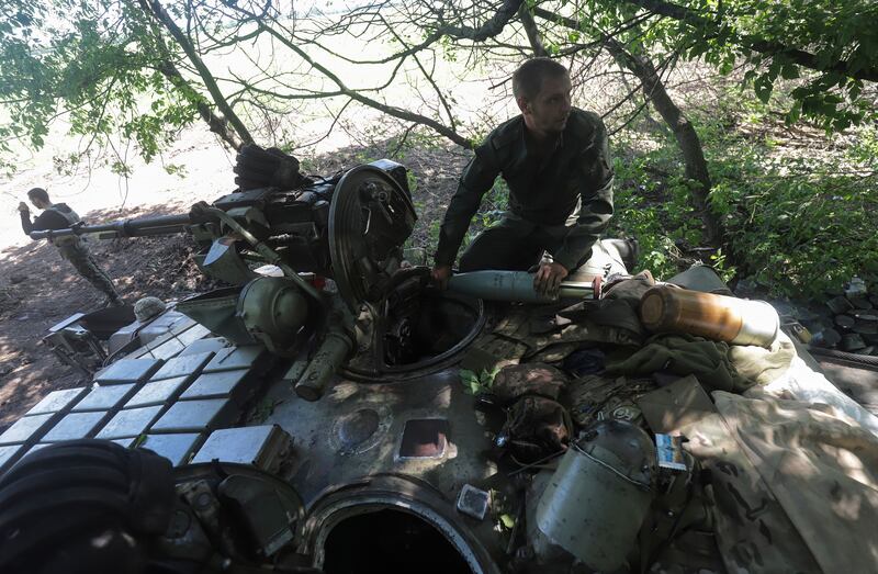 Ukrainian servicemen equip a tank close to a front line near the small city of Svitlodarsk of Donetsk area. Photograph: Str/EPA
