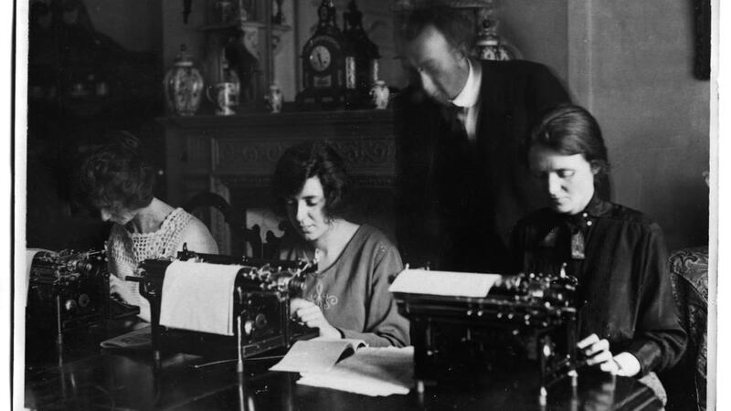 Irish nationalist activist and journalist Kathleen McKenna (centre), at work in Cadogan Gardens, during the 1921 Treaty negotiations.