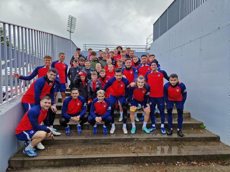 Atlético Academy Dublin players with Atlético Madrid stars including Álvaro Morata, Antoine Griezmann and Rodrigo De Paul.
