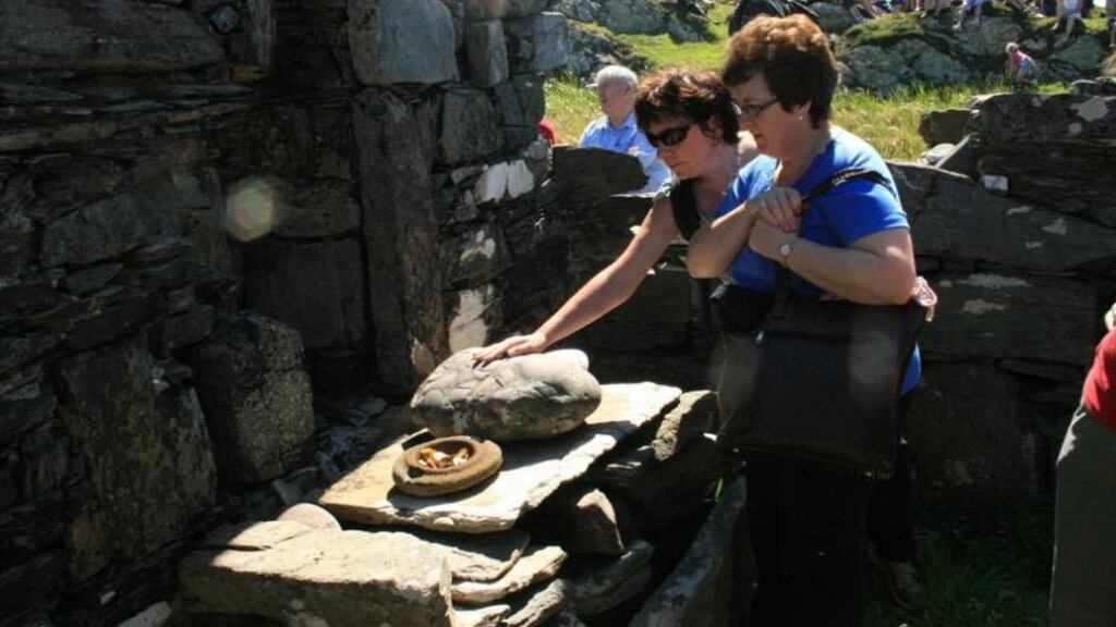 The stone visible on the altar is the “Leac na Naomh” which the locals used to swear upon in order to cause storms to prove that they spoke the truth.