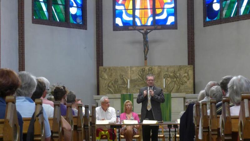 Wilmersdorf mayor Reinhard Naumann explaining the arrival of 500 asylum seekers in the former town hall