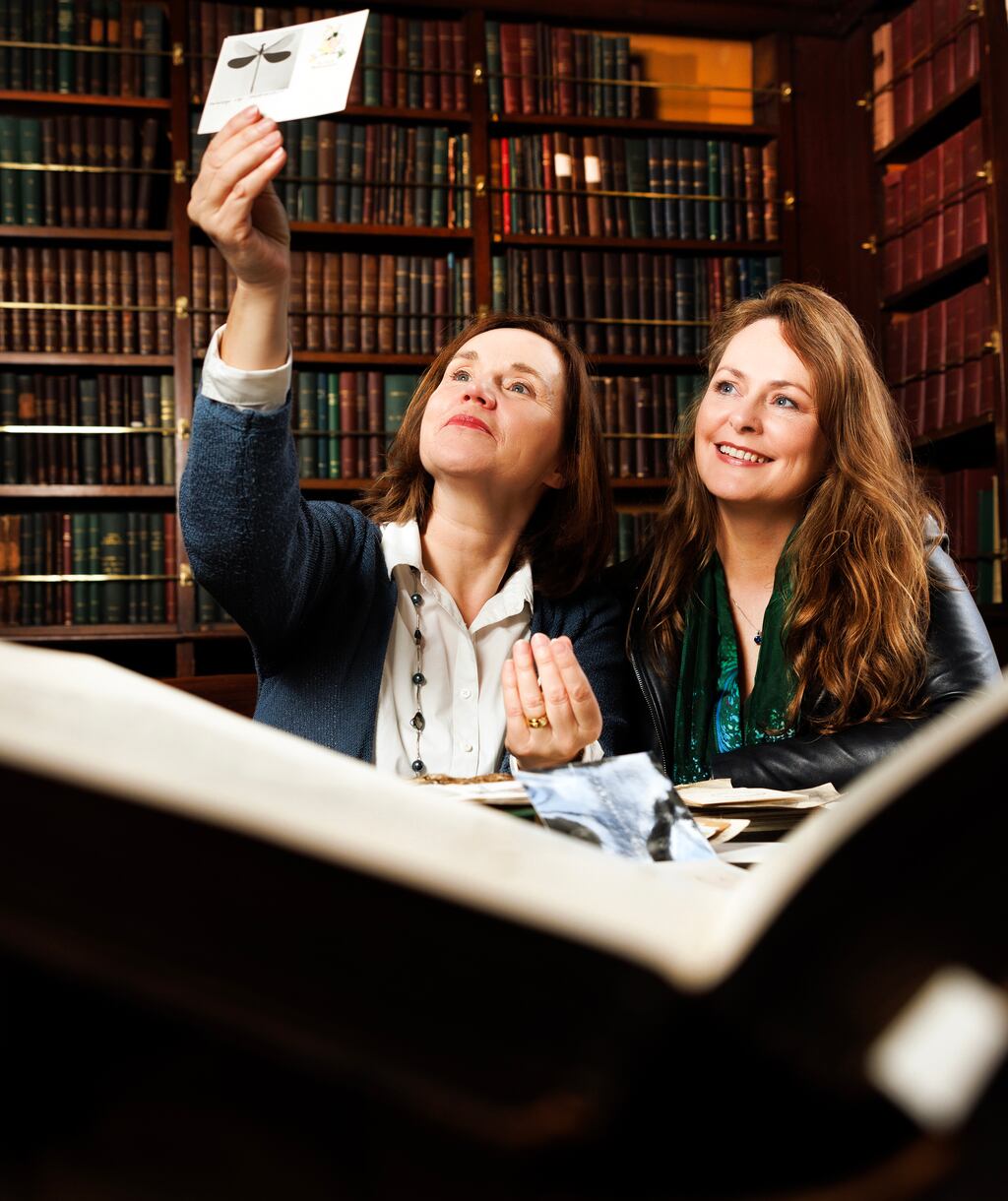 Clodagh Finn, ambasadóir leis an gCumann Cartlann agus Taifead (CCT) le Niamh Ní Charra ag Acadamh Ríoga na hÉireann. Grianghraf: Marc O'Sullivan