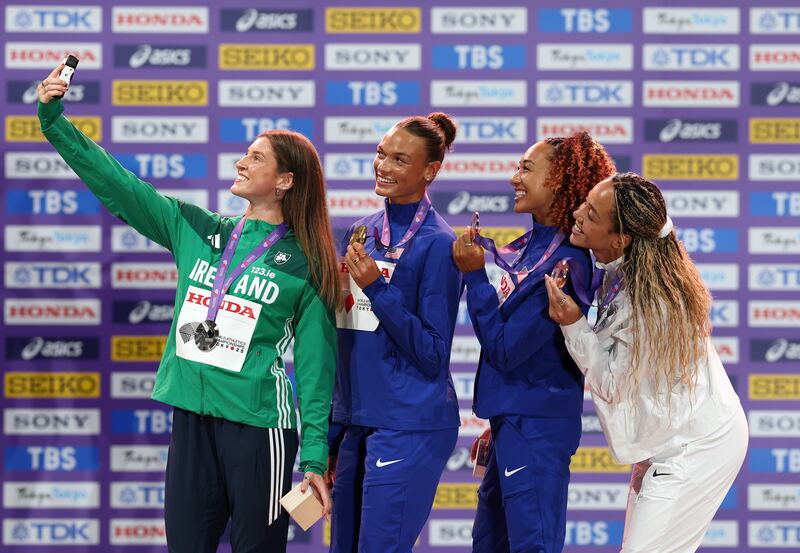 (C-D) Kate O'Connor (bonn airgid), Anna Hall (SAM - bonn óir), Taliyah Brooks (SAM - bonn cré umha) agus Katarina Johnson-Thompson (RA - bonn cré umha) Grianghraf: Christian Petersen/Getty Images