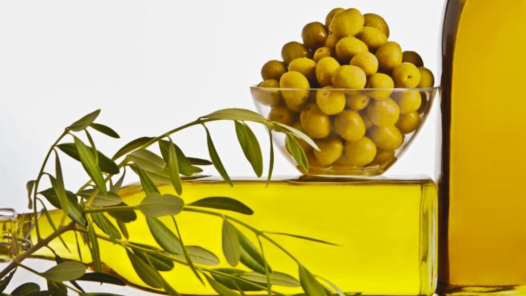 EU agriculture commissioner Dacian Ciolos yesterday confirmed the European Commission was withdrawing the proposal to regulate how olive oil is served and presented in restaurants, recognising that it had not garnered “widespread support”.