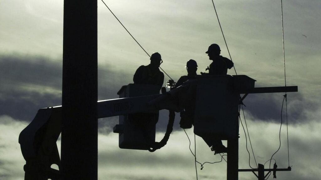11-12-2000          Pat Langan       newsESB linesmen working on lines near leopardstown, when the company announced their further improvments to ensure the ESB are prepared for the Winter stormes