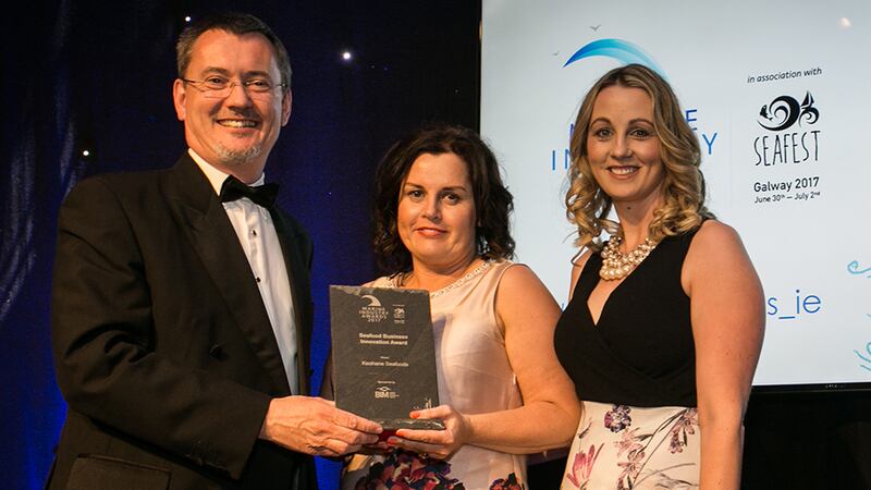 Jim O'Toole, CEO, Bord Iascaigh Mhara, BIM presents the Seafood Business Innovation Award to Jacklyn O’ Connor and Liz O’ Leary, Keohane Seafoods.