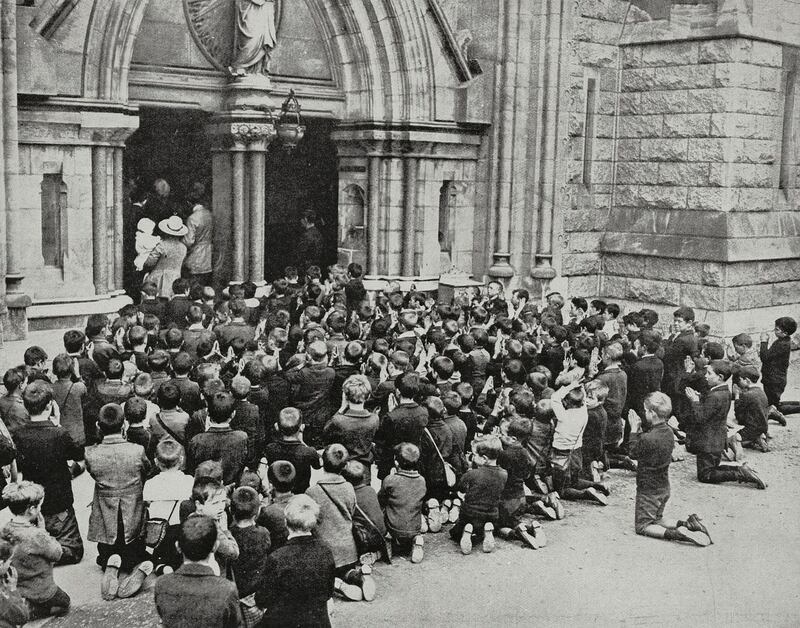 Schoolchildren praying for Terence MacSwiney, in front of Mary Immaculate Church, Inchicore, Dublin. Photograph: L’Illustration / Getty Images