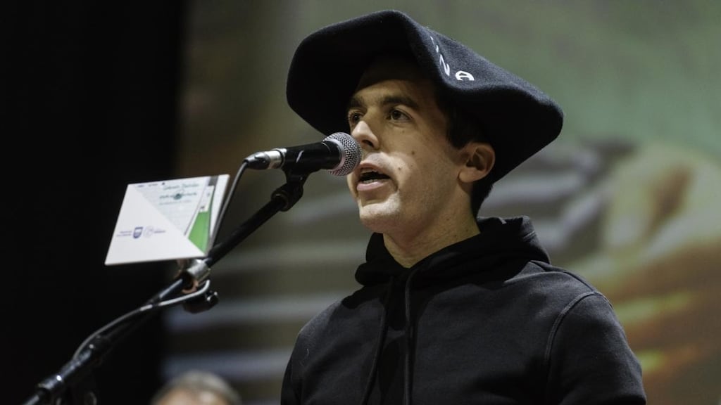 Beñat Gaztelumendi wears the winner’s beret after triumphing in the Gipuzkoa final. Photograph: Alberto Elosegi /XD