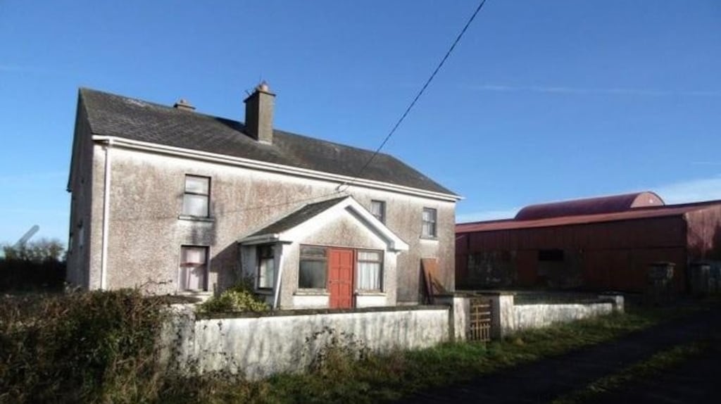 The two-storey farmhouse is off the Abbeyleix to Ballyroan Road, about 1.5m miles from Abbeyleix and a mile from Ballyroan