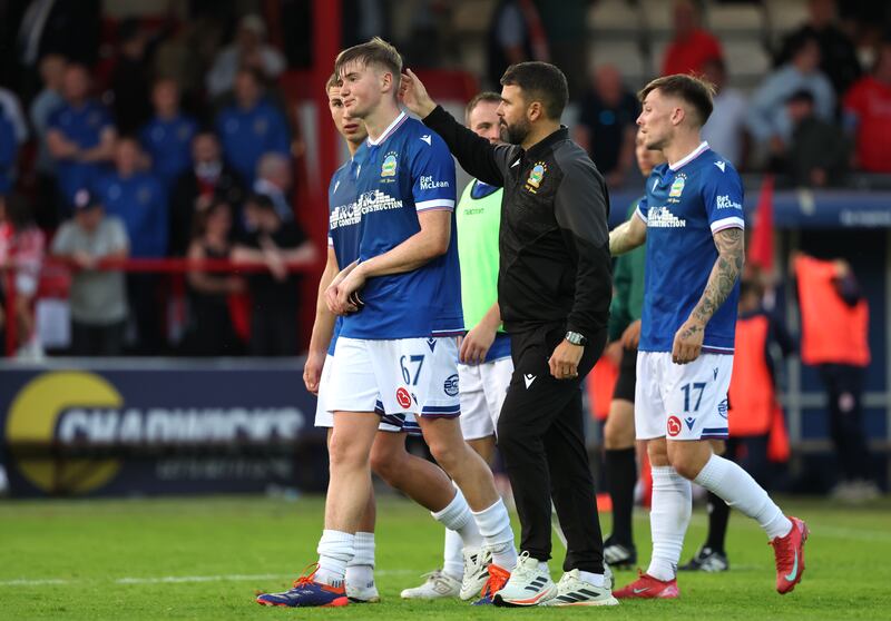 Linfield manager David Healy with Matthew Orr after their first-leg loss at Tolka Park last week. Photograph: Damien Eagers/PA