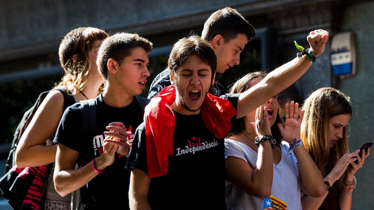 People demonstrate outside the Catalan vice president and economy office. Spanish Civil Guard police have stormed several Catalan government ministries in an attempt to stop the region’s independence referendum on October 1st. Photograph: David Ramos/Getty