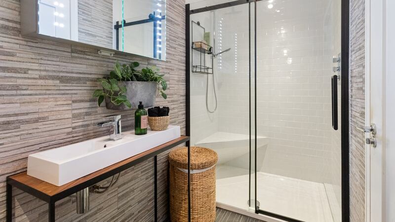 En suite to main bedroom