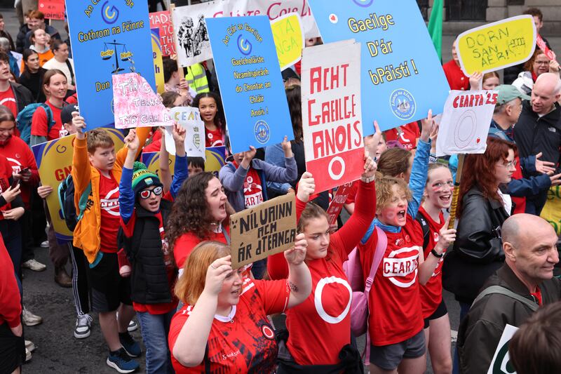 Agóid Náisiúnta na nGael an mórshiúl ba mhó ar son cearta teanga na Gaeilge a reáchtáladh le blianta, agus dar leis na heagraithe bhí suas le 25,000 i láthair. Grianghraf: Dara Mac Dónaill.