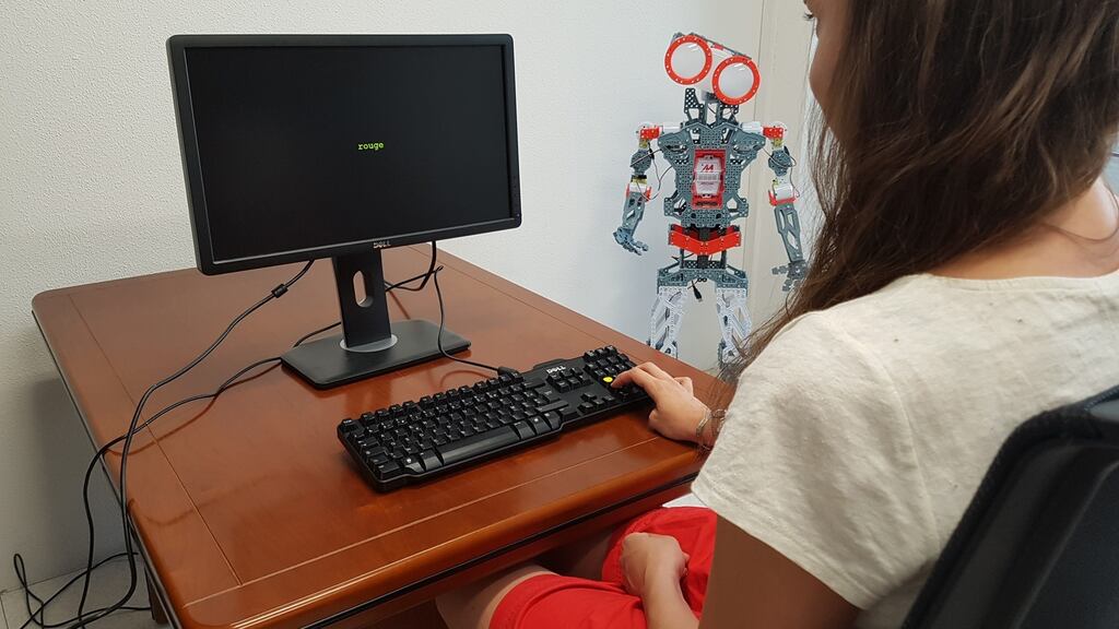 Do people have a raised level of alertness in the presence of potentially threatening robots?