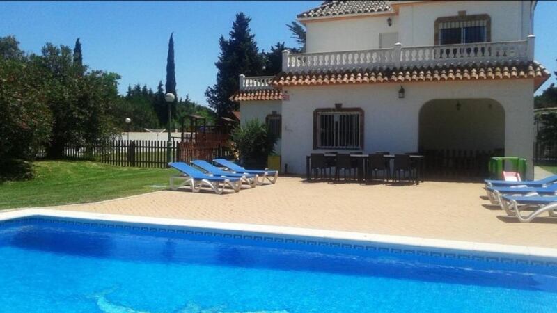 Chiclana de la Frontera: two-storey villa with a swimming pool and three garages