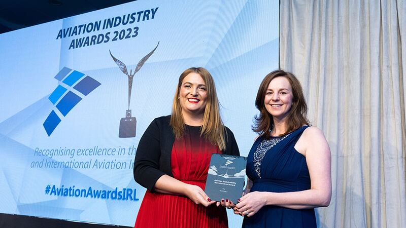 Marina Efthymiou, awards judging co-ordinator, presents the aviation sustainability and environment award to Rebecca Hill, Aer Lingus