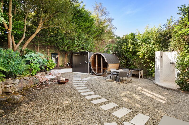 Barrel sauna and hot-and-cold shower