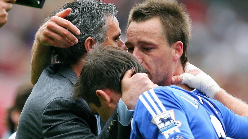 Mourinho comforts John Terry and Frank Lampard after their draw with Arsenal meant Manchester United won the title. Photo: Getty Images