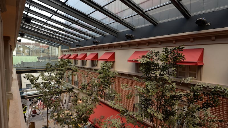 The ’street garden’ enclosed terrace has a fully retractable glazed roof. This space opens onto Anne’s Lane.