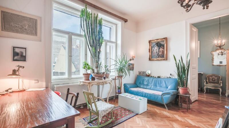 Situated in the VII district of Budapest, this apartment comes with traditional features.