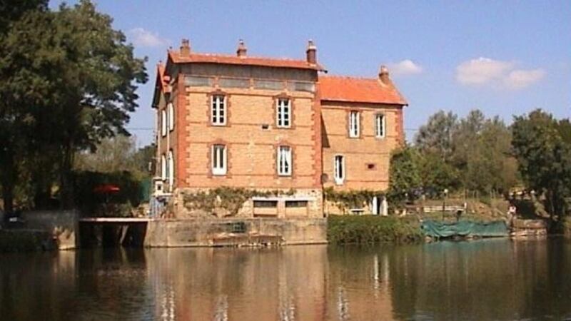 Noyen-sur-Sarthe: €267,500 for this riverside home complete with gite