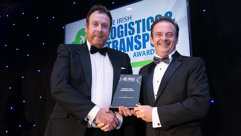 Declan Allen, Judging Co-ordinator, presents Customer Focus Achievement Award to Liam Kenny, Iarnród Éireann Irish Rail. 
