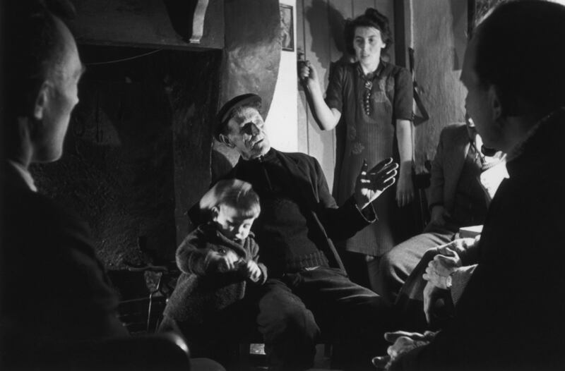 Storyteller Michael Heeney relates a fairy tale in Irish to a gathering of villagers in a cottage in Teelin, Co Donegal, March 1947. Photo by Haywood Magee/Picture Post/Getty Images