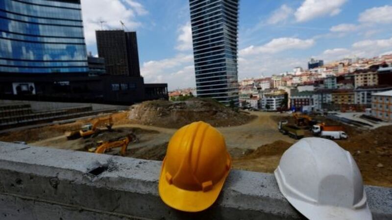 Construction payrolls rebounded by 17,000 jobs last month after recording their first drop in eight months in March