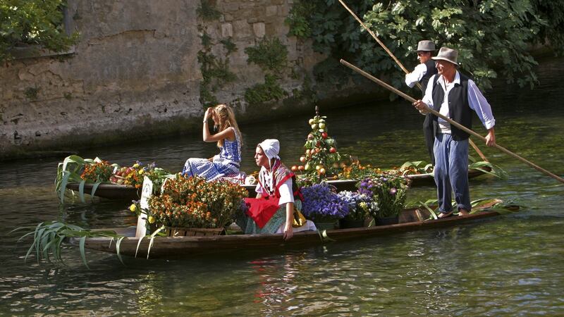 Vendors on the river Sorgue make their way to the floating food market in L’Isle-sur-la-Sorgue