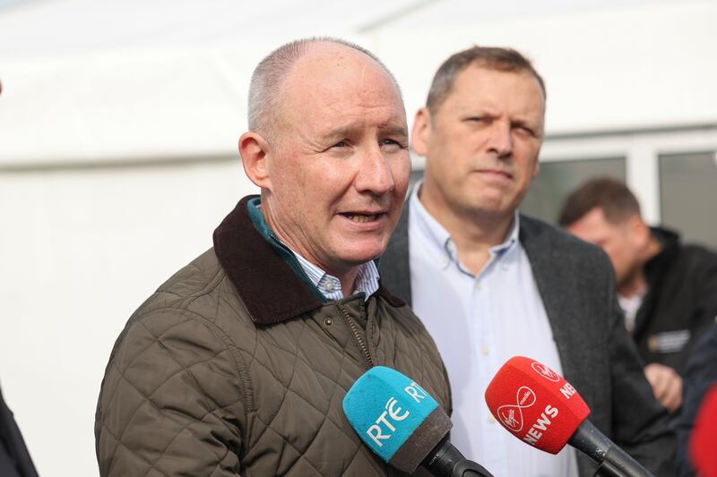 Jim Gavin ag caint leis na meáin. 
