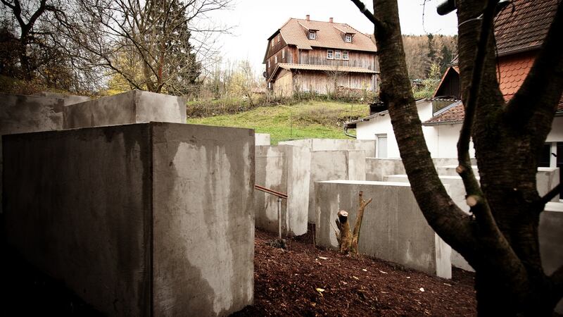 Björn Höcke’s house and the replica Holocaust memorial installed next to it by political activists.