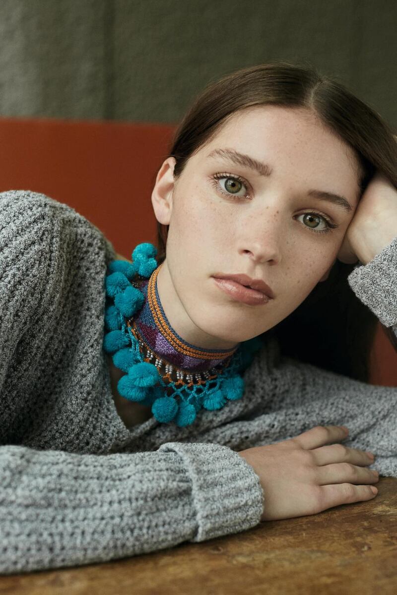 Choker €14.99, sweater €34.99