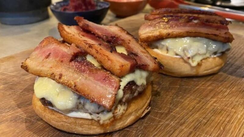 Burger architecture: layer things in the correct order to make a stable burger.