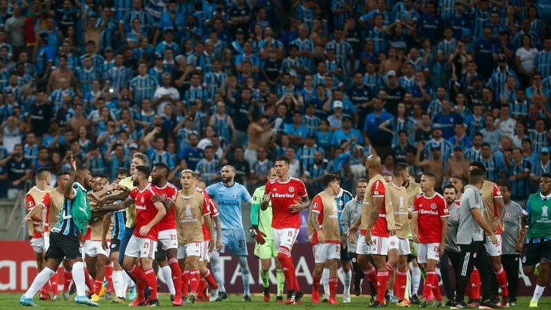 Gremio and Internacional players clash during their Copa Libertadores match. Photo: Bruna Prado/Getty Images