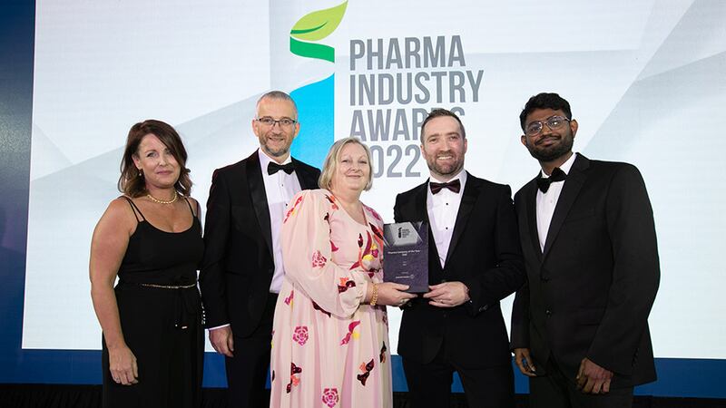 Seamus Keane, Industry Champion – Healthcare, Kuehne+Nagel, presents the Pharma Company of the Year – SME award to the APC team.