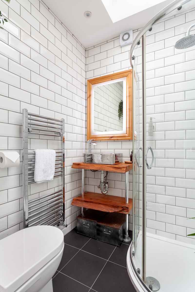 A slice of a tree from a neighbour was made into a base for the stainless steel sink.