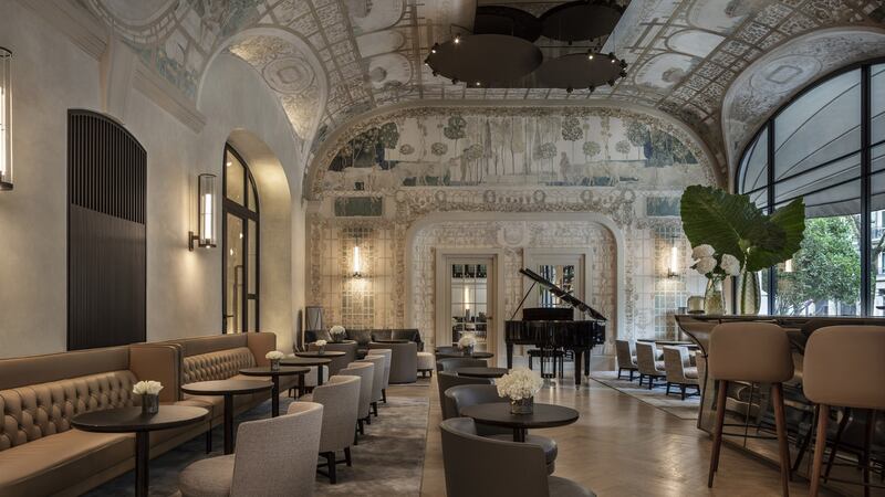 The elegantly deep-button leather upholstered areas on the banquette seating in Bar Josephine in Paris Hotel Lutetia is one smart way to add additional back padding.