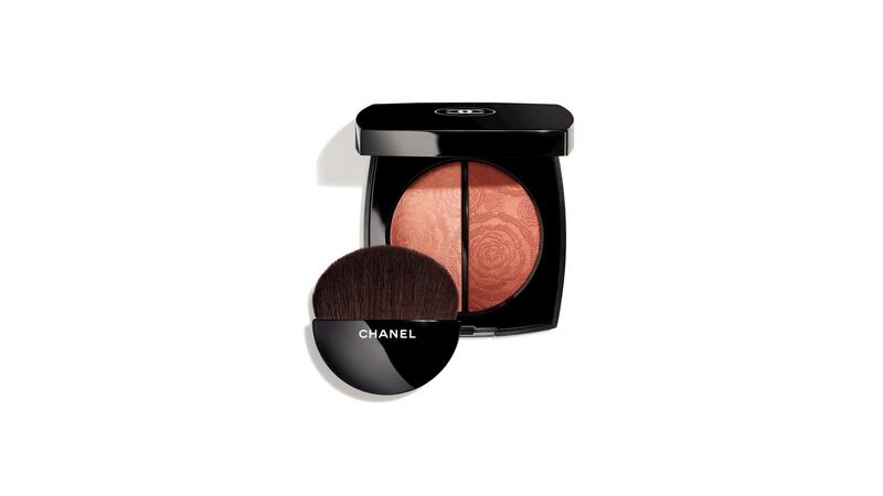 Fleurs De Printemps is  a sort of blush/highlight hybrid, which instantly structures and brightens the face.