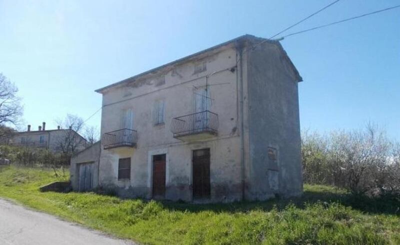 €45,000: two-storey stone house near the town of Gessopalena