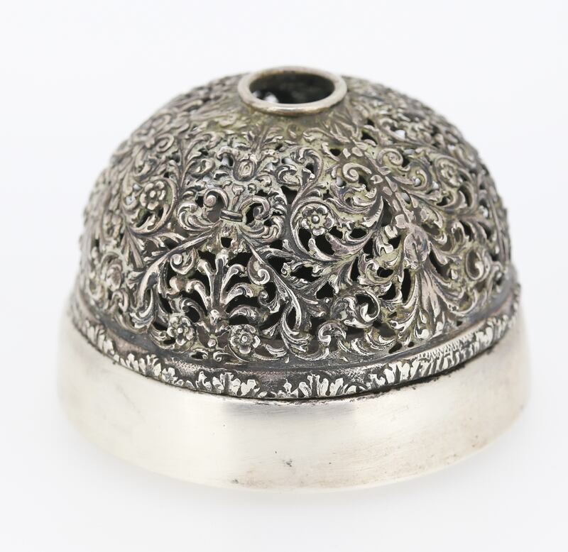 Silver pen rest with filagree domed lid (€150-€250), Matthews